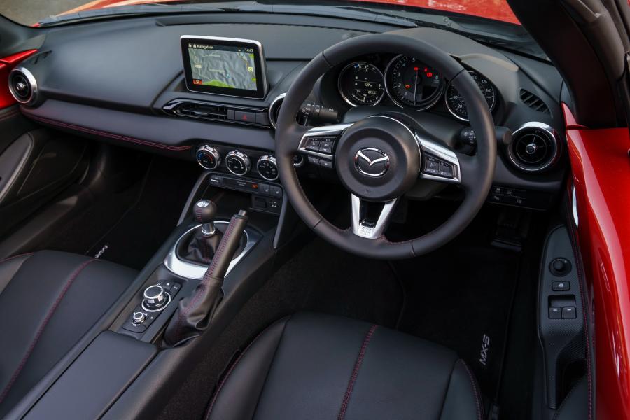 Интерьер Mazda MX-5 RF 2017 года  (UK) (фото 4 из 40)